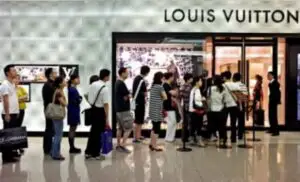 Grupul de lux Louis Vuitton a vândut brand-ul Donna Karan pe 650 milioane de dolari