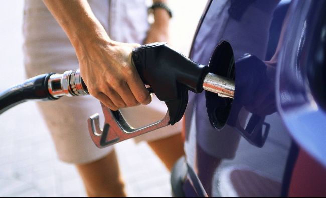 Cei care au mașini diesel și pe benzină au dat lovitura! Cum pot cumpăra carburanți la cel mai mic preț