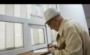 Lovitură pentru cei care primesc pensii speciale. Se strâng semnături
