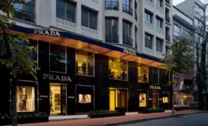 Prada, implicată într-un nou scandal. Cum răspunde acuzaţiilor
