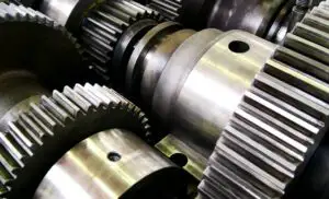 Activitatea din industrie continuă să scadă, indicatorul pentru volumul producţiei a coborât şi în iunie