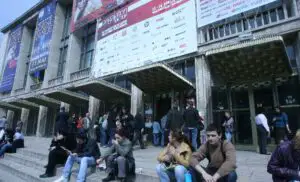 INS: Peste 64.000 locuri de muncă erau vacante în T2, cele mai multe în administraţia publică