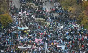 Val de insulte fără precedent: ‘Fără certificat de prost nu puteţi participa la miting’. Ce politician celebru a transmis acest mesaj