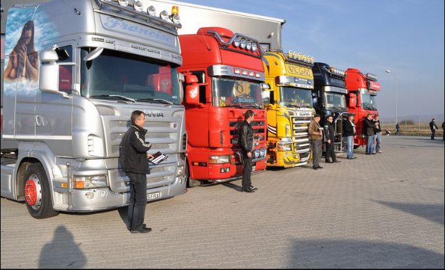 Transportatorii: Autorităţile române au respins cererea de protest în timpul vizitei lui Macron