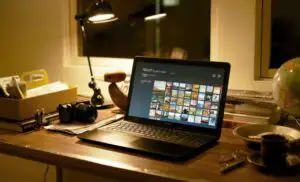 Un IT-ist câştigă de patru pri mai mult decât un angajat în call-center