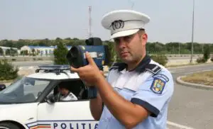 IGPR: Peste 15.000 de sancţiuni aplicate şoferilor care depăşesc viteza sau nu poartă centura la volan