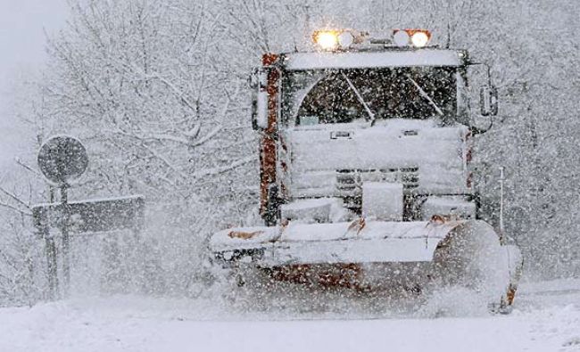 Drumarii se anunță gata de a interveni pe drumurile afectate de ninsori. 5.000 de tone de material antiderapant utilizate în 24 de ore