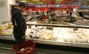 Alertă alimentară! Nereguli la cașcaval și brânzeturi! Cum sunt păcăliți clienții!