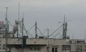 O asociaţie de proprietari obţine în instanţă demontarea antenei Vodafone