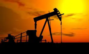 Producţia mondială de petrol a scăzut cu 730.000 barili/zi în mai