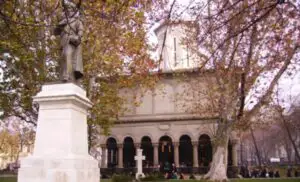 Revoltător! Un lider al rromilor critică Biserica după ce a participat la o slujbă de pomenire. Acuzații dure la adrea liderilor BOR
