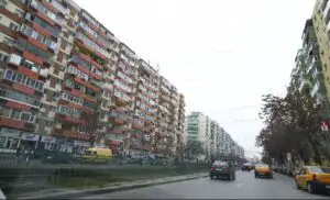 Peste 44% dintre tinerii români încă locuiesc cu părinţii