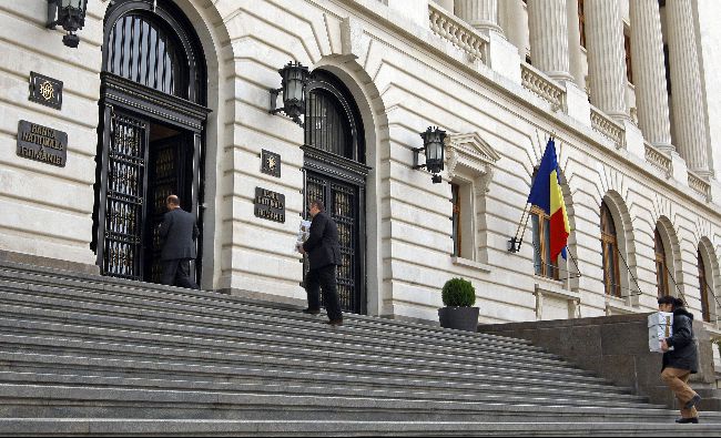 BNR înrăutățește condițiile de acordare a creditelor: românii vor putea împrumuta mai puţini bani
