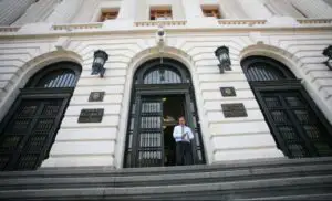 Curs BNR: Euro scade, lira sterlină și dolarul cresc