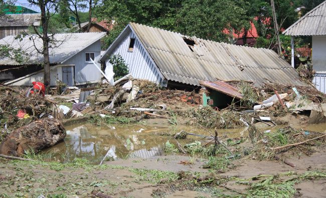 România pierde anual sute de hectare de teren din cauza eroziunii malului drept al râului Prut