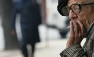 Consultant BNR despre români: „Fumăm şi bem mai mult decât ne îmbrăcăm”