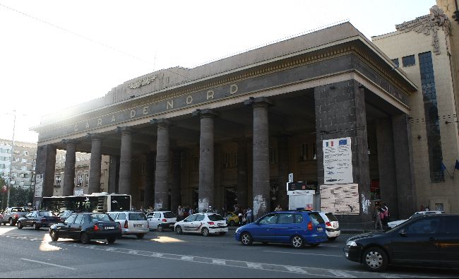 Firma Meridian Taxi este singura autorizată în staţia Bucureşti Nord -zona coloane. Celelalte zone din vecinătatea gării unde staţionează taxiuri aparţin de Primărie