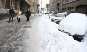 Bucureștiul sub nămeți. Poliția: Nu plecați cu mașina
