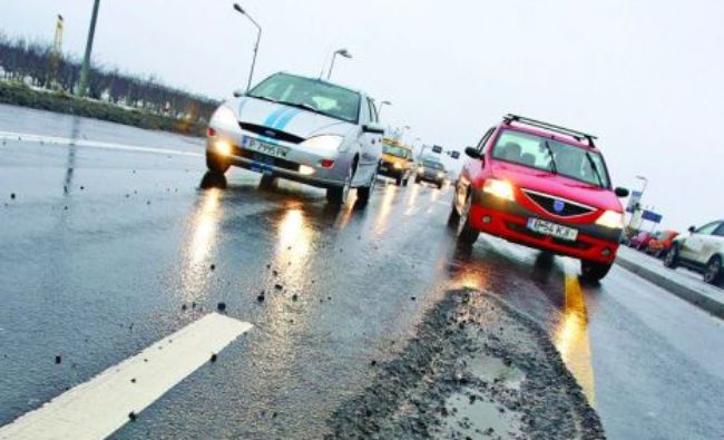 Licitaţie estimată la 42 milioane euro, fără TVA, pentru plombarea drumurilor din Dobrogea