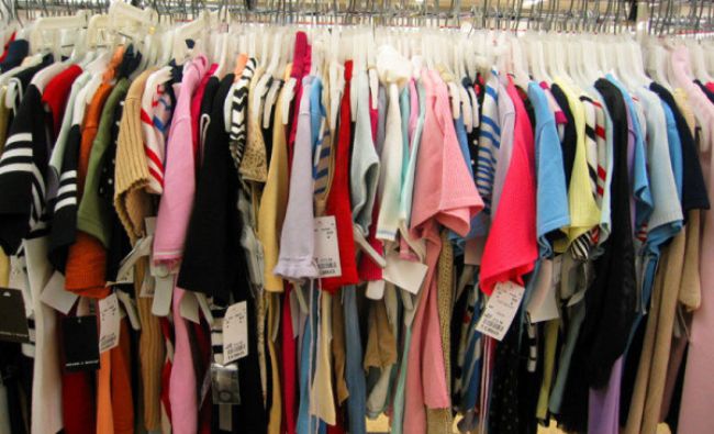 Românii, pe ultimele locuri în UE după ponderea cheltuielilor pentru îmbrăcăminte şi încălţăminte