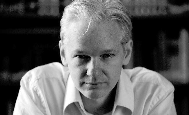 Assange vorbeşte despre un „capitalism al supravegherii” în care Google şi Facebook primesc mai multe informaţii ca NSA