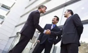 INS: Managerii estimează o creştere moderată a activităţii în industria prelucrătoare şi în servicii