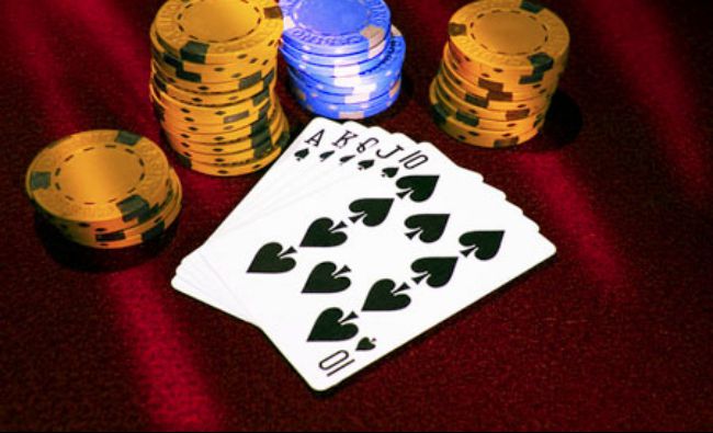 Percheziţii la sediul unei firme de jocuri de noroc şi la persoane care ar fi organizat ilegal turnee de poker