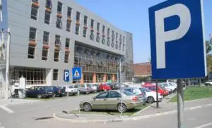 NOI REGULI – parcarea pe trotuar, interzisă. Precizările Ministerului de Interne