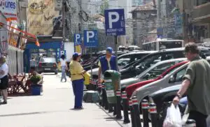 SE SCUMPESC parcările din București. Tarifele pot ajunge și la 10 lei/oră!