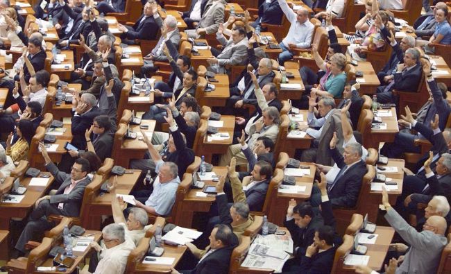Parlamentul Republicii Moldova a aprobat comasarea proiectelor democraţilor şi socialiştilor privind votul uninominal şi mixt