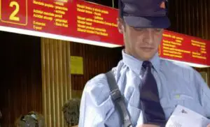 Poştaşii primesc o creştere salarială de 80 de lei brut şi bonuri de masă de 11,5 lei