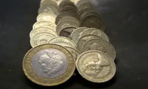 Lira sterlină, aproape de pragul de 5 lei