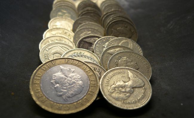 Cum câştigăm bani după Brexit? „Se poate specula pe lira sterlină, dar nu ştim sigur cât ţine panica”