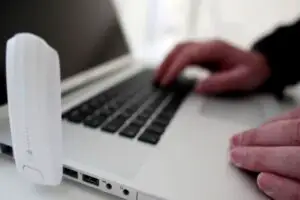 Justiţia franceză a ordonat Twitter să ajute la identificarea autorilor unor postări rasiste sau antisemite