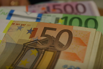 Dobânzile la depozitele în lei scad, la cele în euro cresc