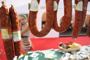 Tot mai puţine mezeluri