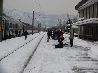 CFR: 12 trenuri anulate şi trafic îngreunat din cauza gheţii