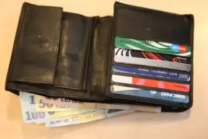 De ce nu economisesc românii