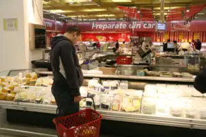 Tabără: Cei care majorează preţurile la alimente vor rămâne cu produsele în raft