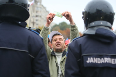 Manifestanţii Occupy România, ridicaţi de jandarmi din Piaţa Universităţii