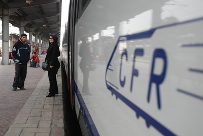 Cu o zi înainte de deschiderea ofertelor pentru CFR Marfă, Guvernul ”cosmetizează”  infrastructura feroviară