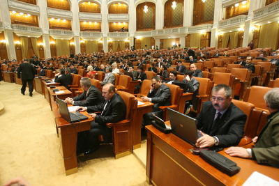 Studiu: Fiecare deputat costă anual bugetul statului 150.000 euro