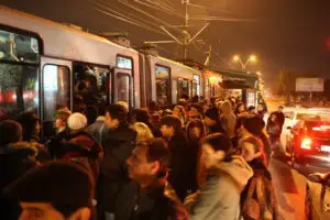 Doi directori RATB, suspendaţi din funcţie în urma blocării circulaţiei pe linia 41