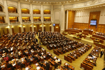 Parlamentarii au început votul la moţiunea de cenzură