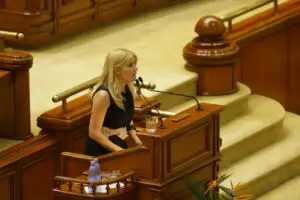 Udrea: PSD şi PNL, lupi vopsiţi care s-au infruptat de la masa statului