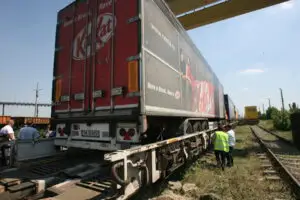 Rapoartele de privatizare CFR Marfă şi TAROM vor costa Ministerul Transporturilor 22,2 milioane lei