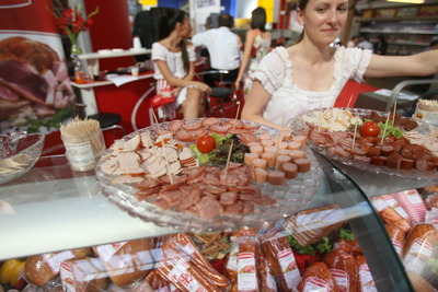 Ce cantitate de alimente aruncă românii anual