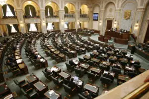 Revizuirea Constituţiei mai aşteaptă: proiectul a fost retrimis la comisie