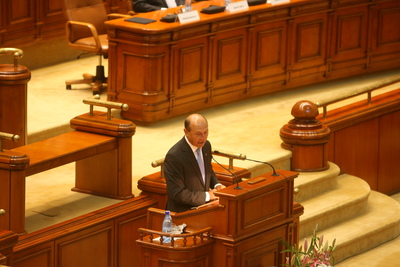 UPDATE: Băsescu, în Parlament: Vă propun un moratoriu care să permit deblocarea activităţii Parlamentului