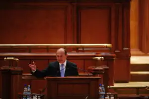 Băsescu: Românii îi vor aprecia pe cei care se bat cu criza, nu pe cei care se ascund